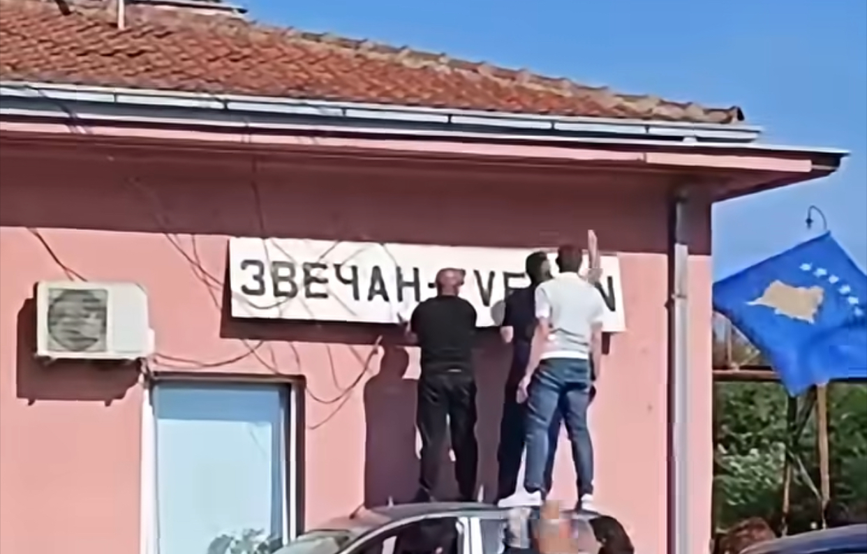 Policia e Kosovës i largon simbolet serbe në Zveçan  si dikur policia kroate në Vukovar  Video 