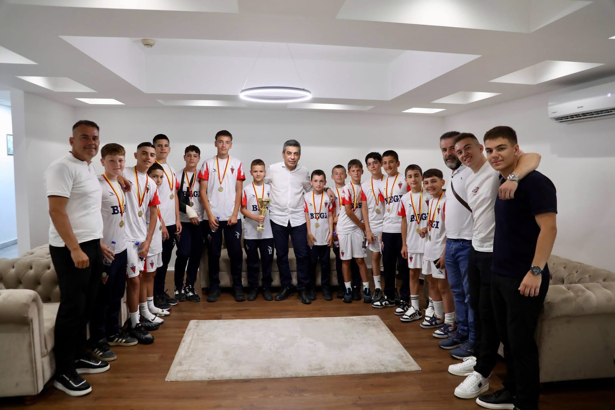 Mexhiti mes kampionëve të rinj të klubit Albarsa  Të rinjtë po na bëjnë krenarë gjithnjë e më shumë 