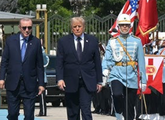  Merhaba Asker   Trump përshëndeti turqisht ushtarët në aeroportin e Ankarasë  Video 