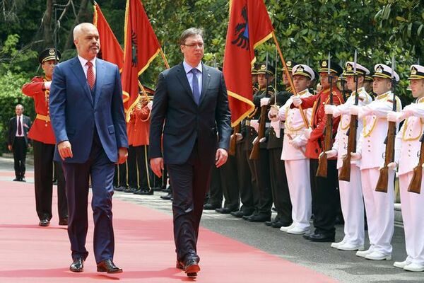 Velica  Për Vuçiqin pritje me tapet të kuq  për deputetët shqiptarë nga RMV ndalesë 