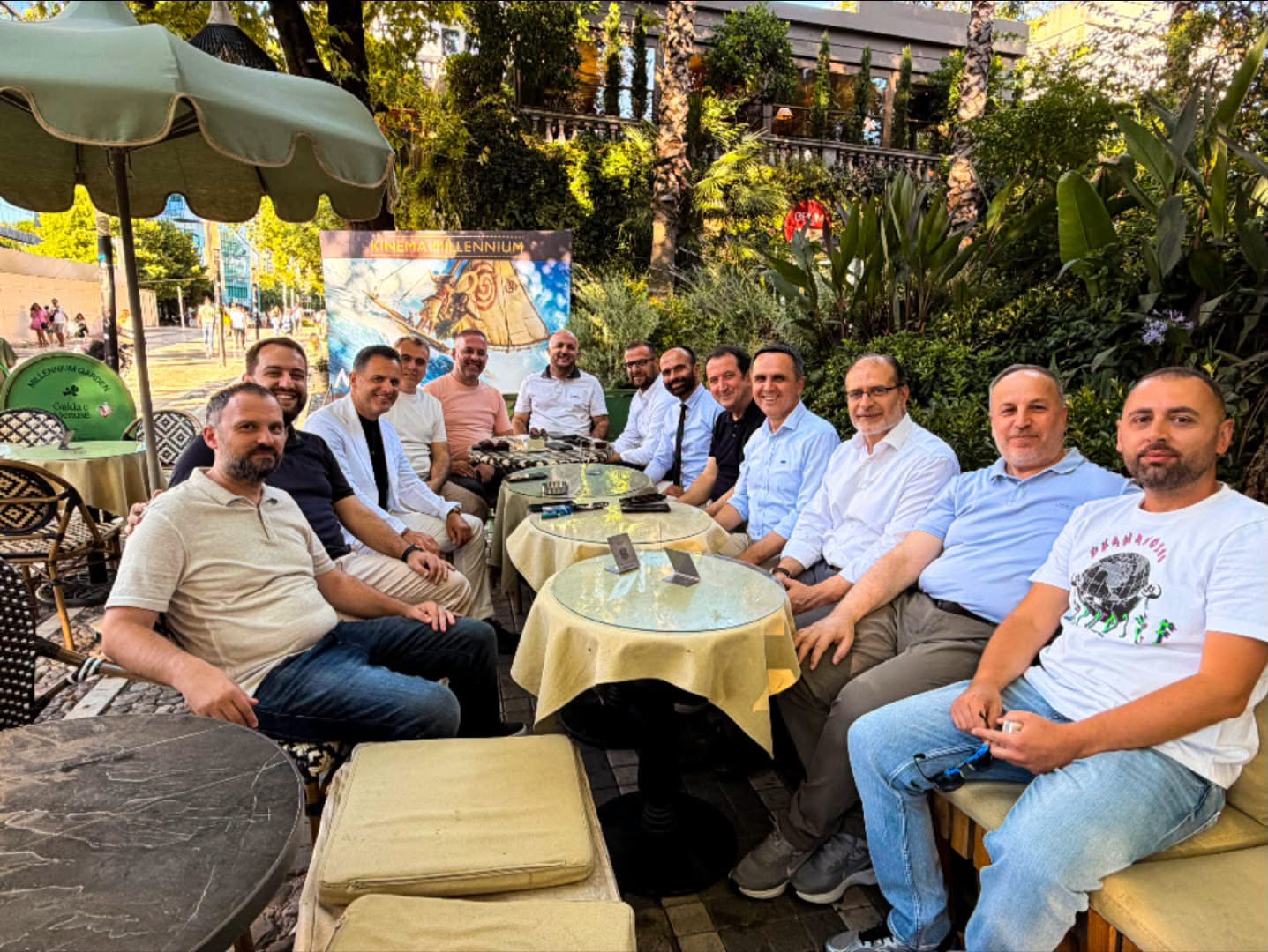 Kasami publikon foto nga Tirana me funksionarët e VLEN it  Me miq e bashkëpunëtorë për kafe në Tiranën e bukur