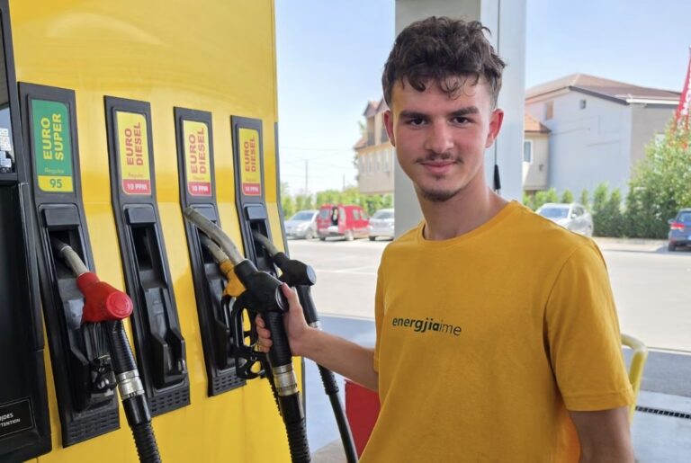 Studenti shqiptar nga Shkupi punon 12 orë në ditë në pompë benzine për të siguruar studimet