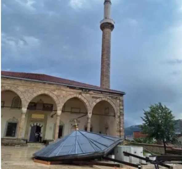 Era e fuqishme shembi shatërvanin te Xhamia e Sahat Kullës