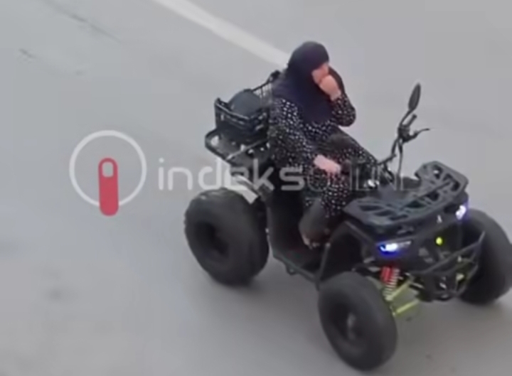 Lokja në Kosovë drejton me një dorë motorin katër rrotësh  Video 