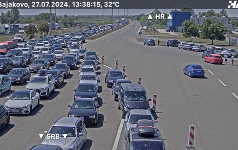 Mërgimtarët të bllokuar në kufirin Kroaci Serbi që nga ora 02 00 e natës  Video 