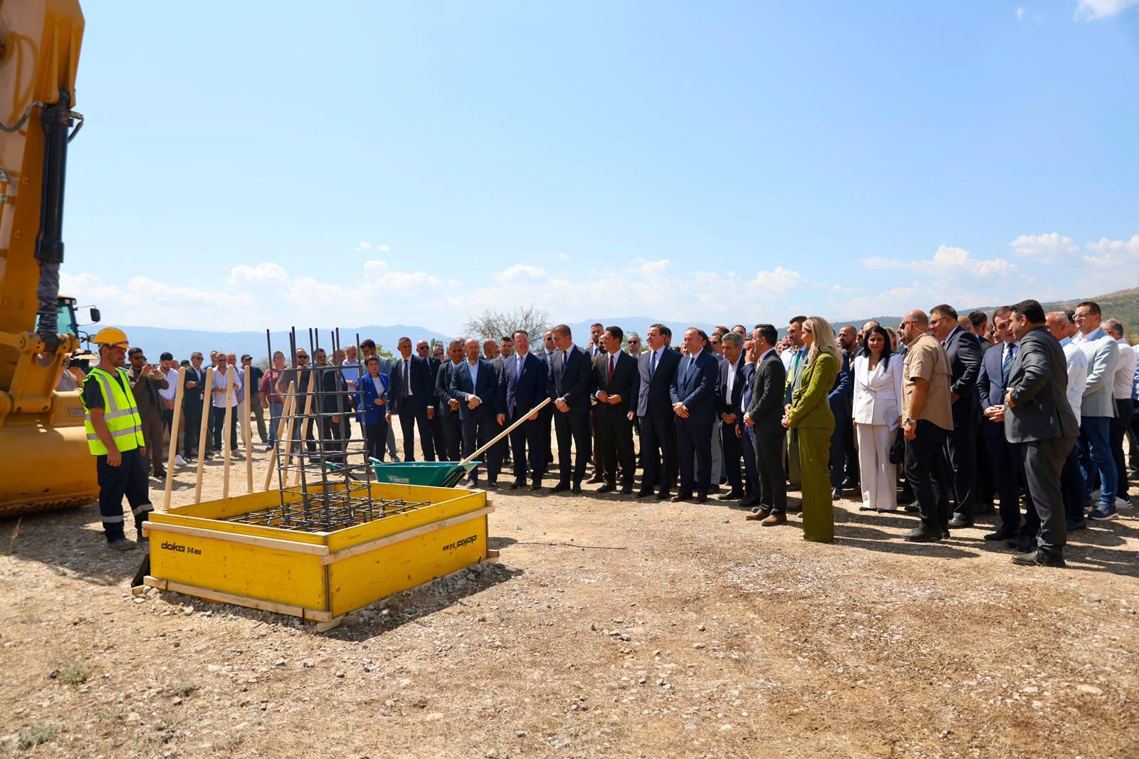 Izet Mexhiti  Shkupi më afër Prishtinës  shqiptarët më afër njëri tjetrit