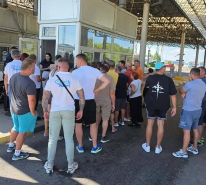 Kaos në Tabanoc   Qyteti i Sigurt  bllokon kufirin  kolona drejt Serbisë arrin 15 kilometra