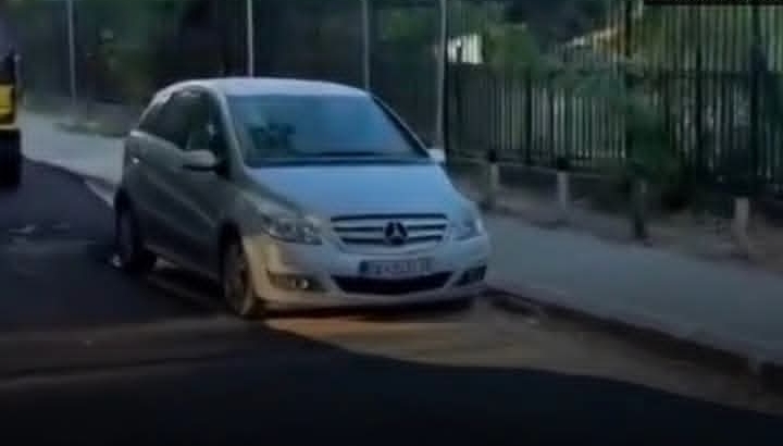 Skandal në Shkup  Pronari nuk e largoi makinën  punëtorët u detyruan të asfaltojnë rreth saj