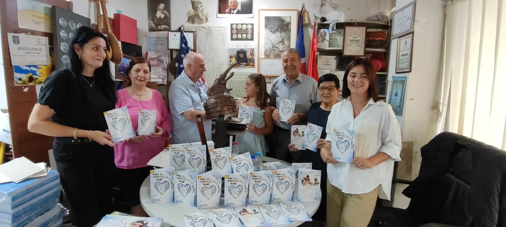 Vajza e Astrit Deharit  Arsa Dehari  boton librin me titull  Zogj në zemrën time 