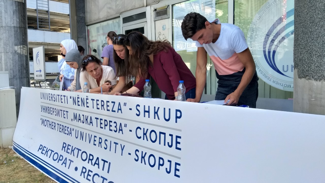 Alarm në Universitetin  Nënë Tereza   Rritet numri i studentëve  mungojnë hapësirat