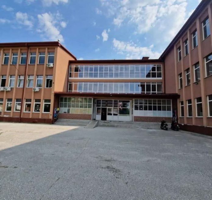 78 nxënës shqiptarë në 3 paralele  ndërsa 38 maqedonas në po aq paralele   kërkohet hapja e një paraleleje të katërt
