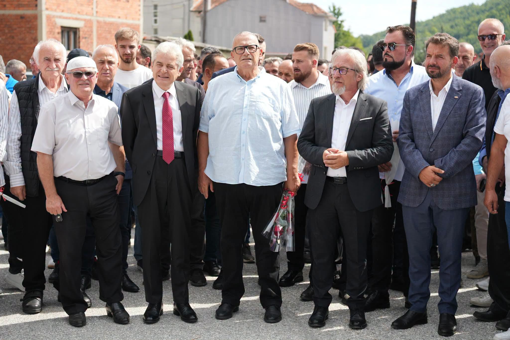 Ali Ahmeti e Fazli Veliu bëhen bashkë pas një kohe të gjatë  në Kollarë përkujtuan Beqir Limanin