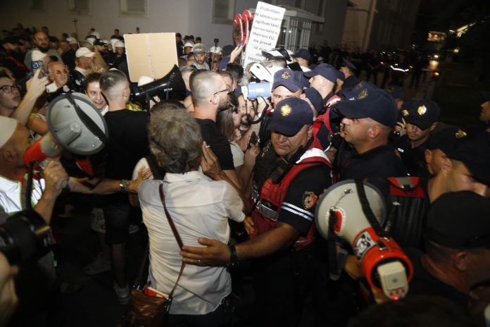 Bllokuan për dy orë Ramën në zyrë  policia arreston 14 protestues pas tensioneve para Kryeministrisë