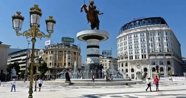Turp apo padije   Të rinjtë nuk e dinë çfarë është 8 Shtatori  mendojnë se është Dita e Nënave 