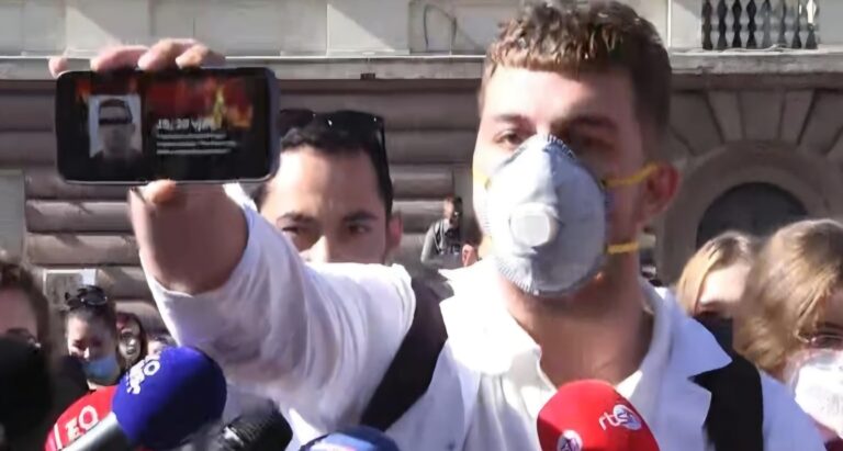 Rama e shpalli kriminel studentin e shkëlqyer të Mjekësisë  ai ia tregon notat Jam me mesatare 10 