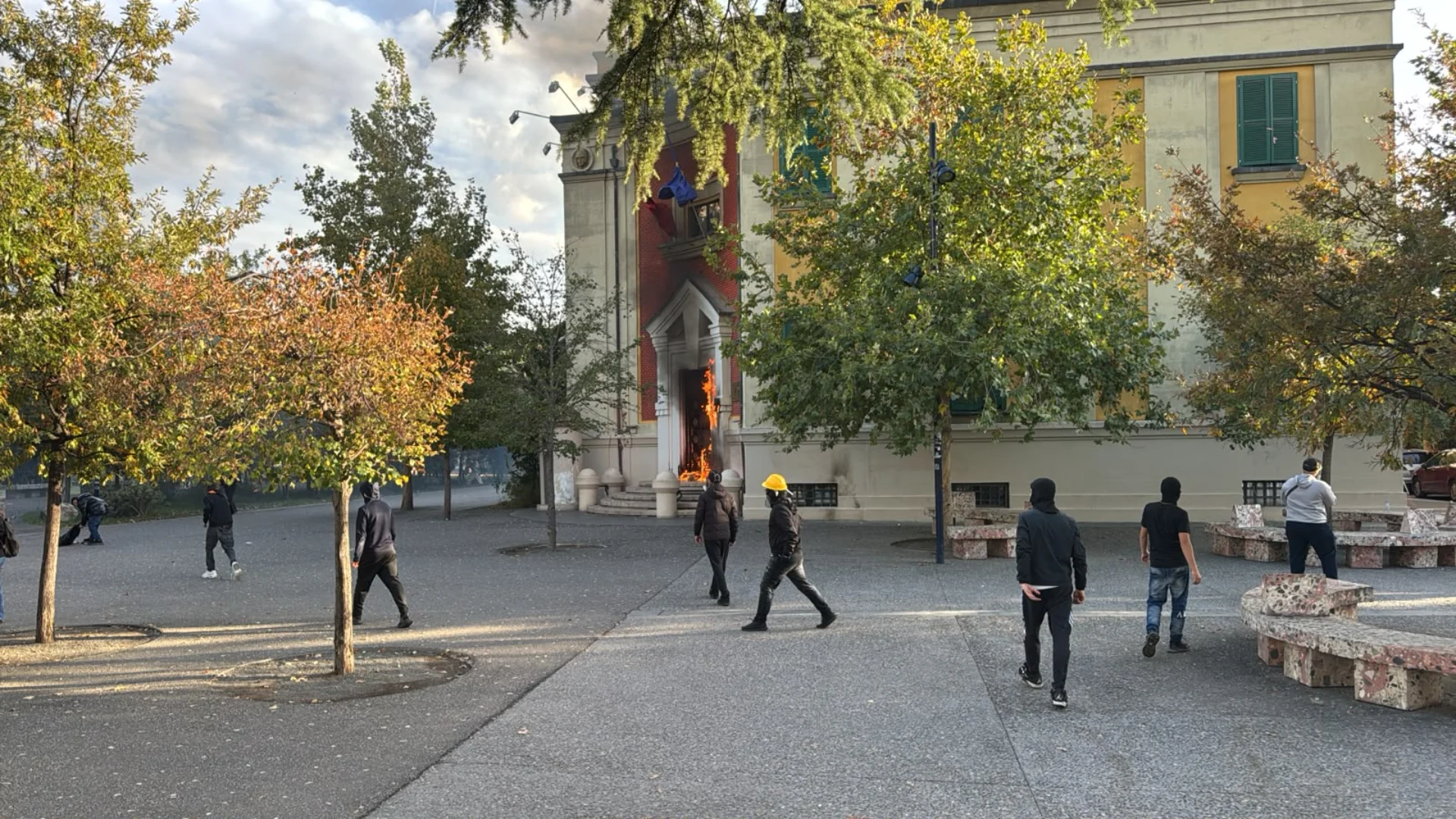 Lajm i Fundit  Protestuesit i vënë flakën Ministrisë së Bujqësisë në Tiranë